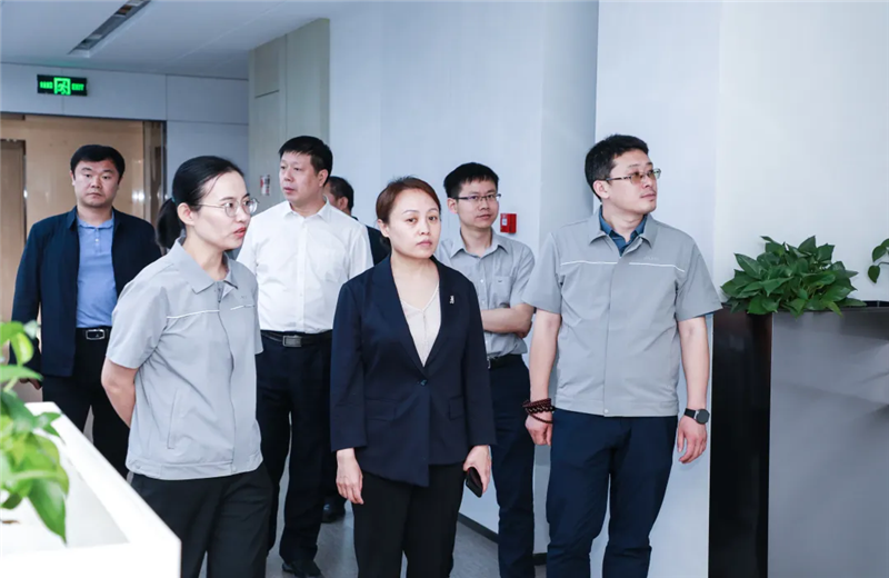 2023年5月15日，河北建材职业技术学院党委书记张明莉一行到豪门国际北京集团进行校企合作交流。